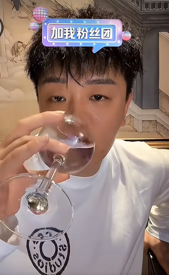 哲领搬离杭州?阿哲一修聚会!没有哲领就没有我!小U哈喊话,爆瓜解约舞帝送主播!(图1)