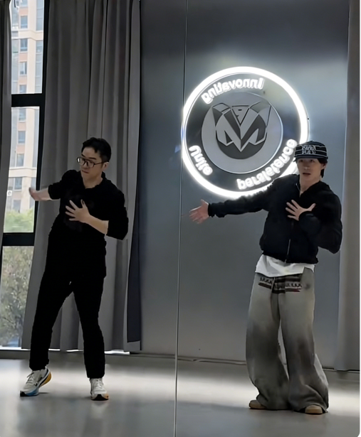 老登装嫩,刘大美人诈尸开撕鸽宝,踩缝纫机再就业,老毕拉王冕老李组男团!(图1)