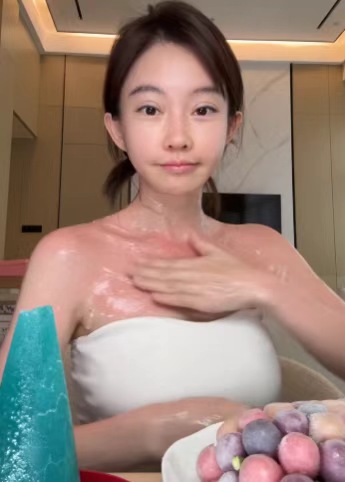 前斗鱼一姐素颜直播！清凉穿搭被大面积晒伤！被吐槽回怼不接受任何审判！否认生孩子传言！(图1)