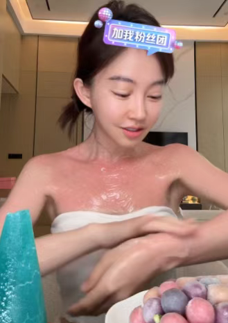 前斗鱼一姐素颜直播！清凉穿搭被大面积晒伤！被吐槽回怼不接受任何审判！否认生孩子传言！(图2)