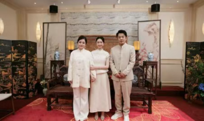 辛巴正式回归出镜办收徒仪式！爆牌牌琦殴d童锦程报警拒和解，最终赔款七位数平息！(图1)