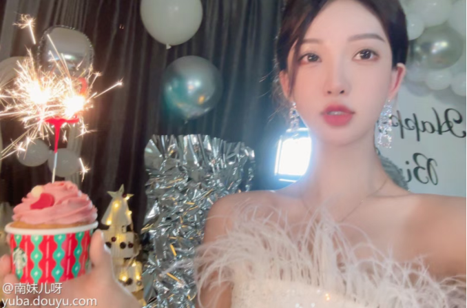 我初中就是小T妹！头部女主播狂秀符文！曾是校园风云人物：认识很多哥姐，靠长相身边总有人跟着！(图1)