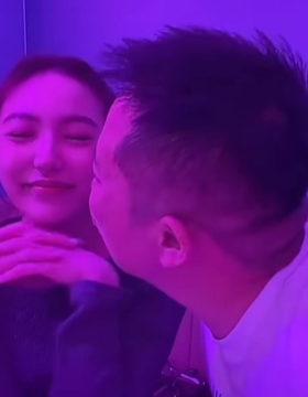 快手陆续几千万网红到期将宣布要离开!鹏gg与王小源女徒官宣恋情,搂抱亲吻!(图2)