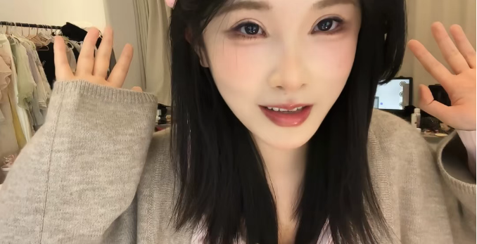 头部女主播妆容精致罕见露脸！身后衣架意外入镜！慌乱遮挡敏感衣物！尴尬下播：完了！我没注意！(图2)
