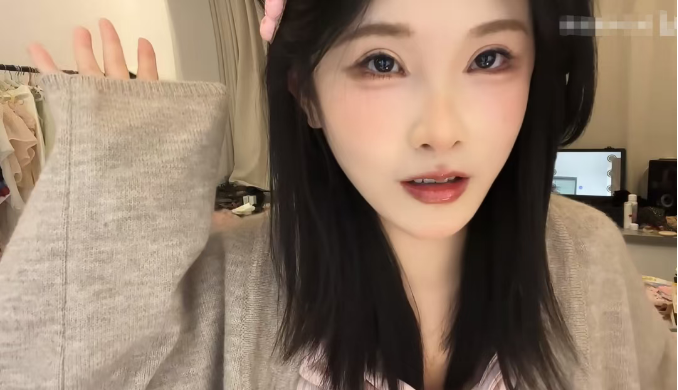 头部女主播妆容精致罕见露脸！身后衣架意外入镜！慌乱遮挡敏感衣物！尴尬下播：完了！我没注意！(图3)