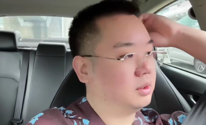抽象一哥加入985团播!不愿睡帐篷冲流水突破底线!四字禁词彻底放开!(图1)