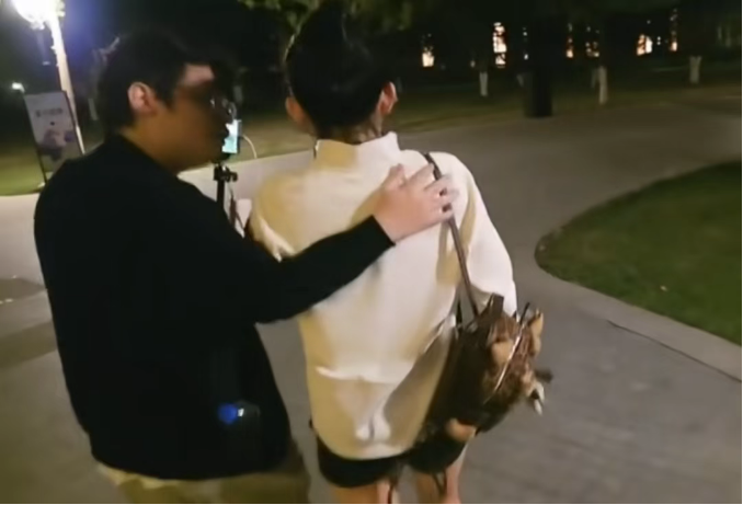 刀2女主播态度不端被狂冲!崩溃倒地哭声响彻酒店大堂!众人赶紧前去安抚情绪!(图3)