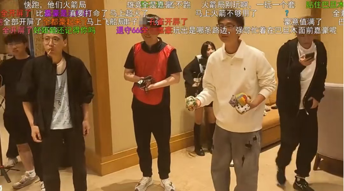 某音女网红抵达刀2!众多男主播孔雀开屏!户外一哥狂秀实力!正直博被嘲讽:他不如毛哥!我们一天就有100w!(图1)