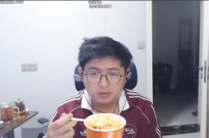 她再整容也没用！百级户外锐评户外一姐！炮轰团播全是小T妹：没文化！对钱没概念！(图1)