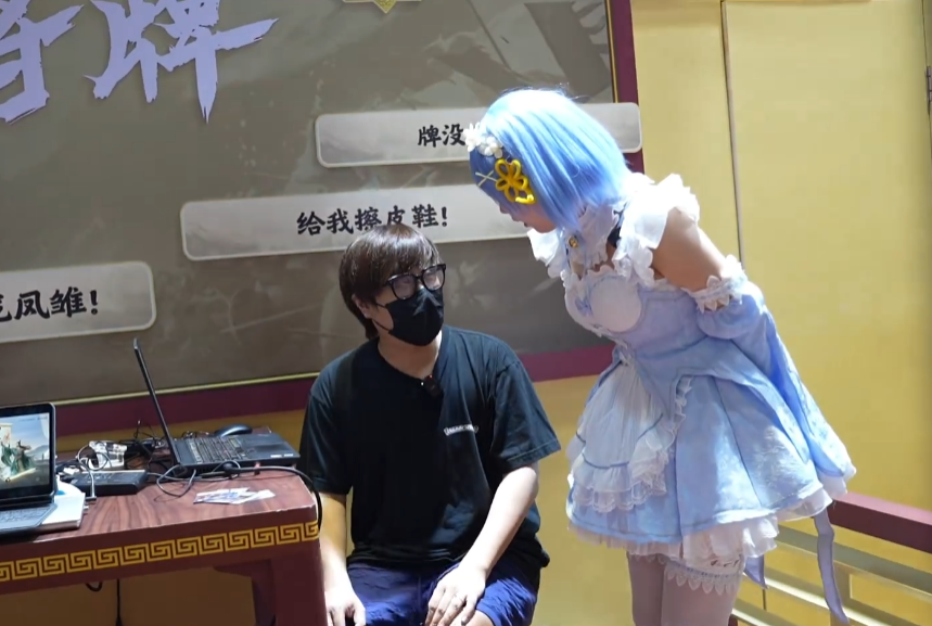 被认作路人“伍先生”?卢本伟现身BW漫展,口罩遮面斗地主引围观(图3)