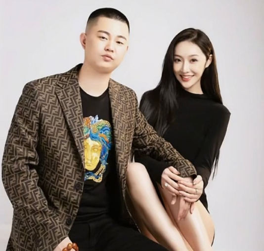 离婚后巴扎黑首次曝光妻子“小冠军”富家女背景，梦瑶惹怒方丈被无限期雪藏？(图2)