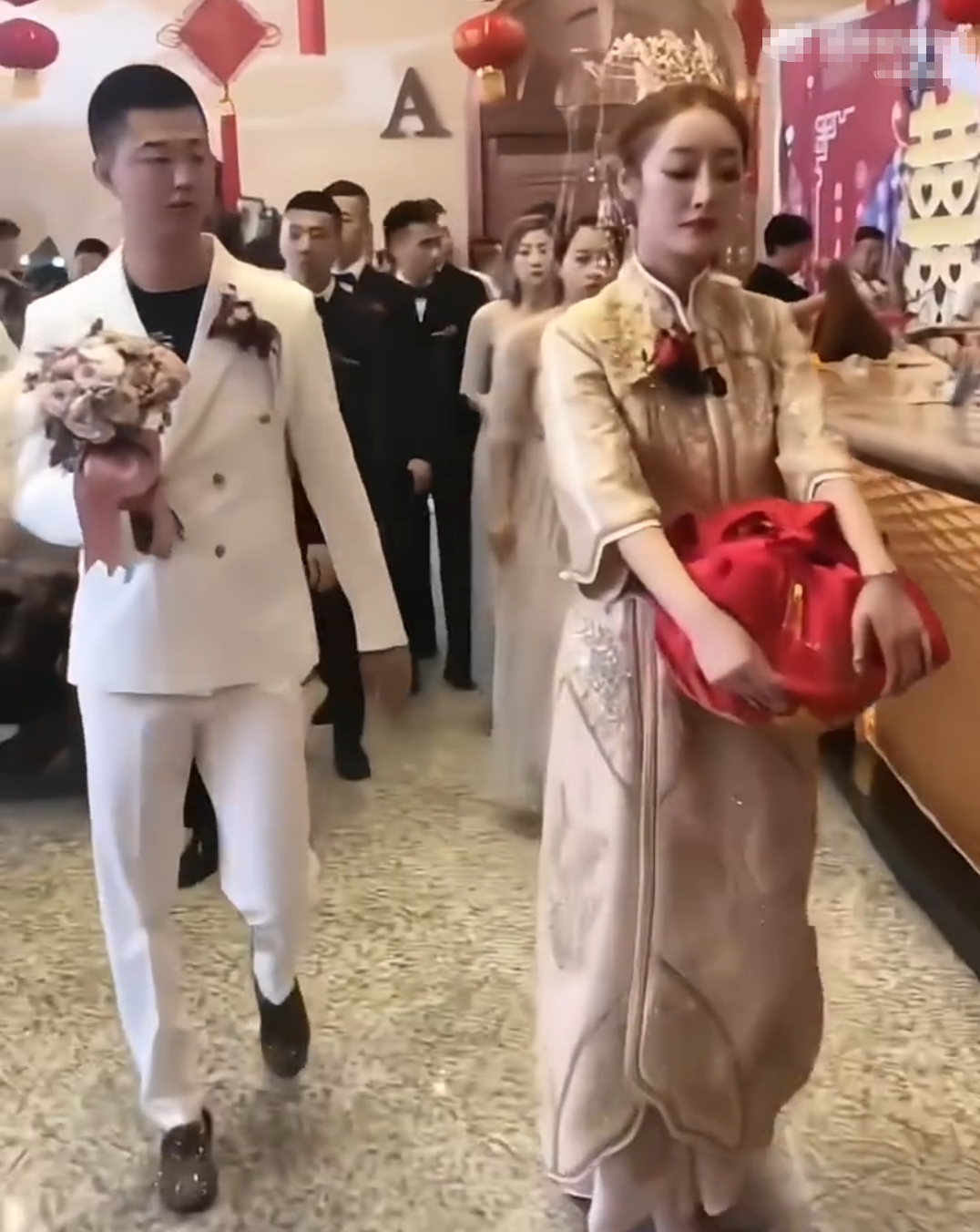 离婚后巴扎黑首次曝光妻子“小冠军”富家女背景，梦瑶惹怒方丈被无限期雪藏？(图3)