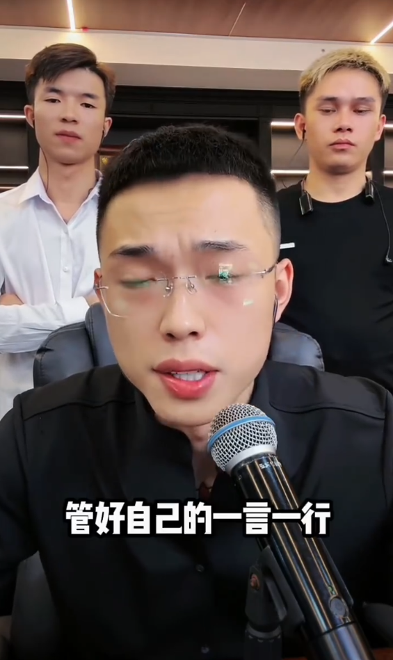 离婚后巴扎黑首次曝光妻子“小冠军”富家女背景，梦瑶惹怒方丈被无限期雪藏？(图4)