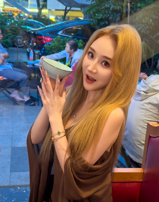 沈曼自曝一年打百针玻尿酸，挣得钱全在脸上！可乐前妻次惑小仙女自曝离婚净身出户？(图3)