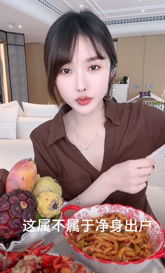 沈曼自曝一年打百针玻尿酸，挣得钱全在脸上！可乐前妻次惑小仙女自曝离婚净身出户？(图4)