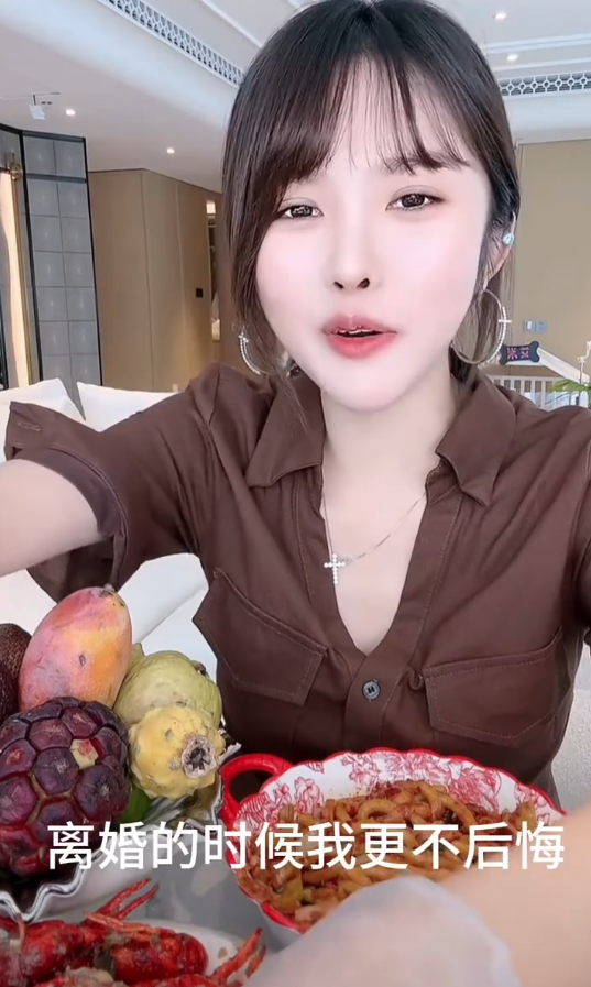沈曼自曝一年打百针玻尿酸，挣得钱全在脸上！可乐前妻次惑小仙女自曝离婚净身出户？(图5)