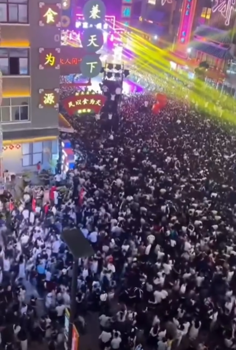 韩安冉前男友首曝分手内幕：业绩不达标被“优化”？二驴大舞台首秀因人流爆棚紧急关播(图4)