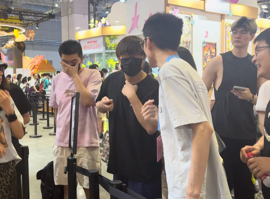 “全体起立”要回来了?卢本伟接受专访出镜,斗鱼三幻神再度聚首(图1)
