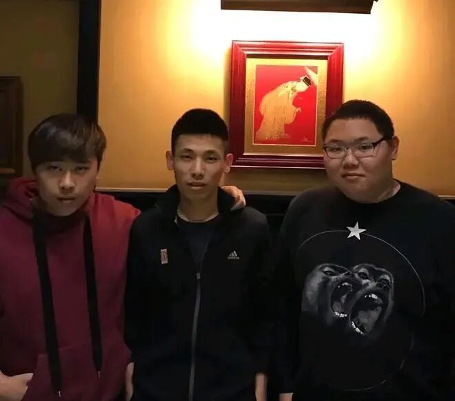 “全体起立”要回来了?卢本伟接受专访出镜,斗鱼三幻神再度聚首(图3)