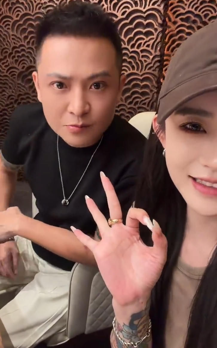 驴姐吐槽二子爷整容：兄弟变“二妹妹”?方丈吐槽自家粉丝“太寒酸”：拿不出手(图1)