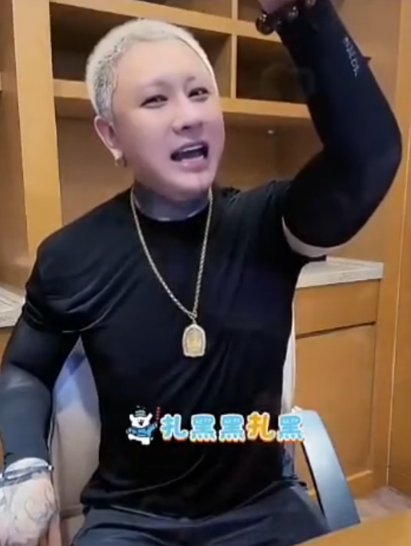 驴姐吐槽二子爷整容：兄弟变“二妹妹”?方丈吐槽自家粉丝“太寒酸”：拿不出手(图5)