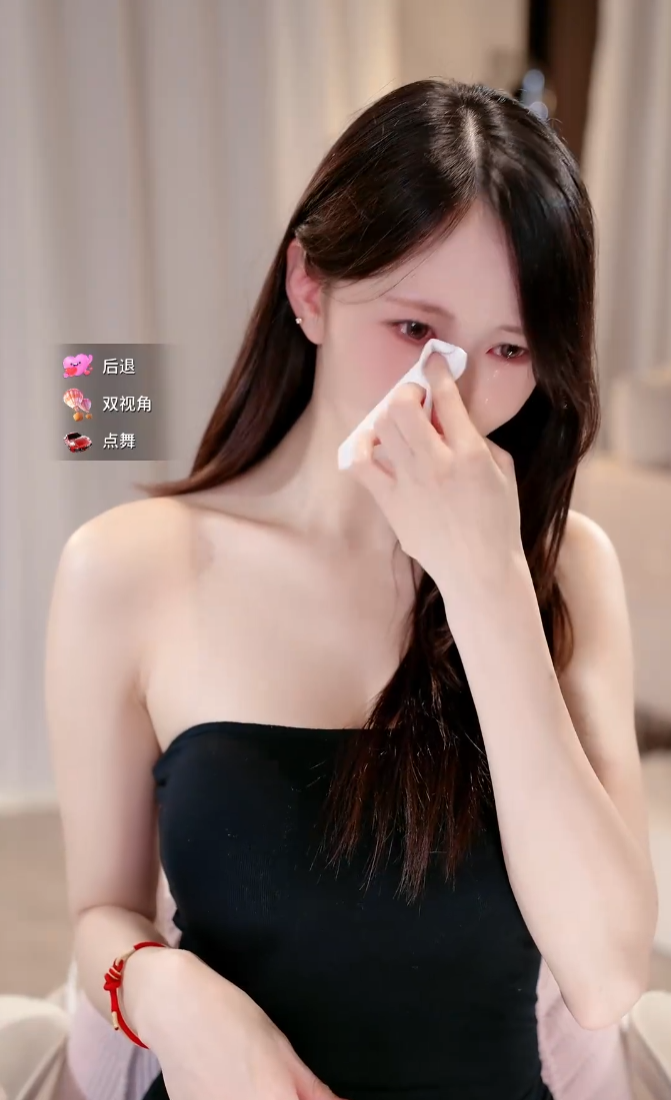 被骂10分钟哭了3小时？小小玉酱泪崩，被男主播当众羞辱还不了口(图3)