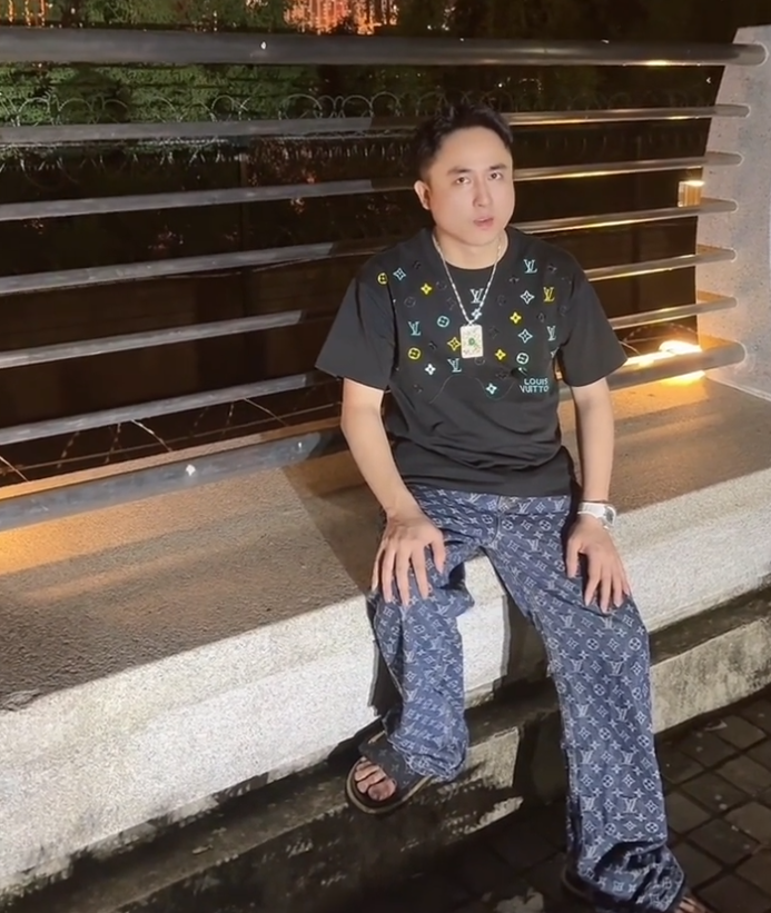 散打哥大群深夜炸锅：仙洋二子爷通宵对线？小冠军回归卖货，巴扎“装傻”避谈前妻(图1)