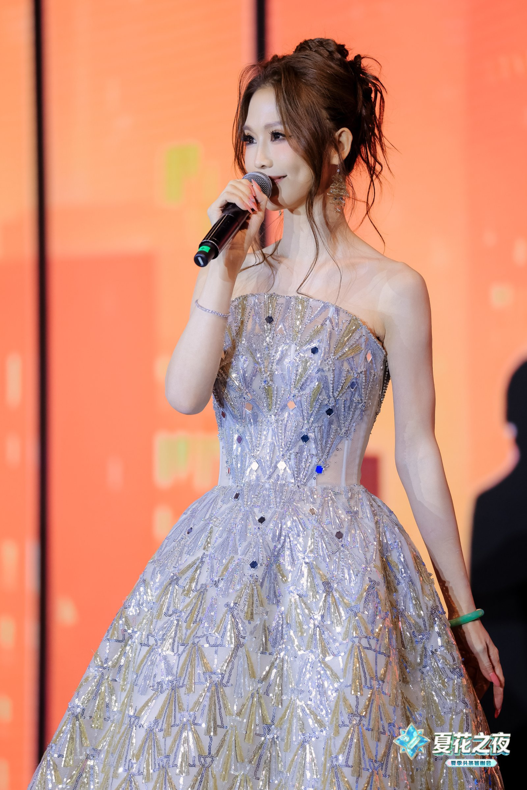 2026YY夏季头条答谢会，美女主播红毯斗艳青岛，颜值才艺双炸场(图4)