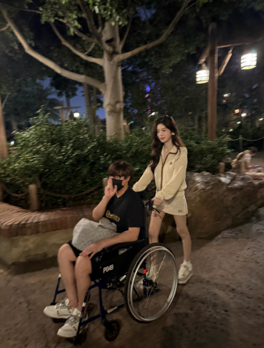 巴旦晒与卢本伟同框照,同游上海迪士尼,二子爷仙洋骂战升级:一方扬言起诉,一方“休战搞钱”(图2)