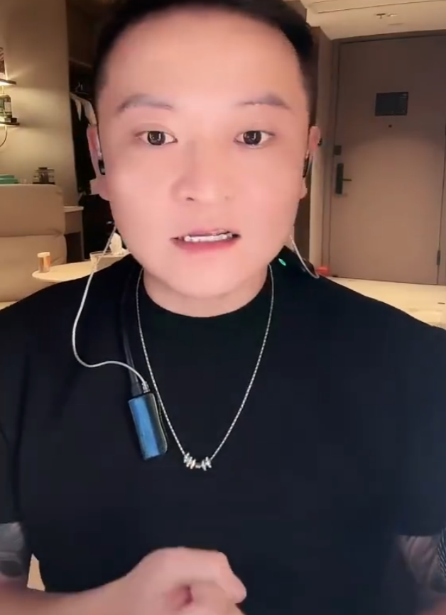 巴旦晒与卢本伟同框照,同游上海迪士尼,二子爷仙洋骂战升级:一方扬言起诉,一方“休战搞钱”(图4)