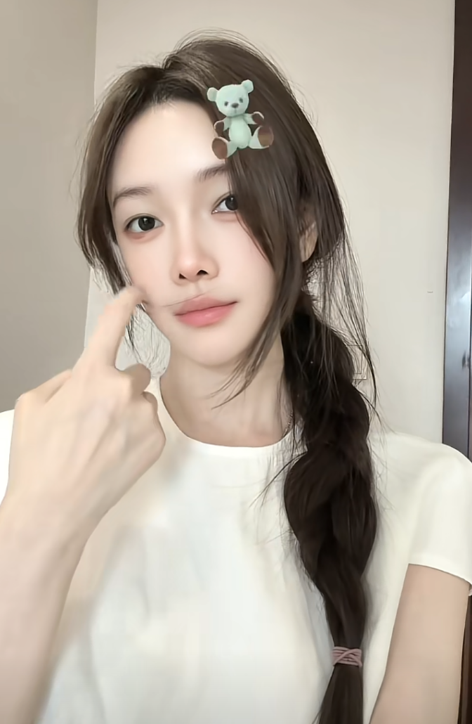 芮甜甜晒“少爷”练球照，新男友还是弟弟？主播“阿宇”放话举报“骡子”：这次必须打服(图1)