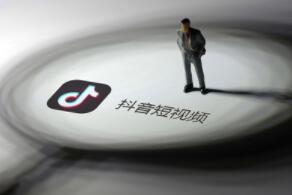 抖音教程视频教程合成2019：拍抖音视频应该配什(图1)